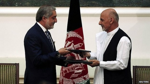 Afghan presidential candidates sign power-sharing deal