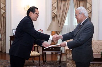 Vietnamese ambassadors to Singapore, France present credentials