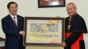 City leader extends New Year wishes to Hanoi Catholics