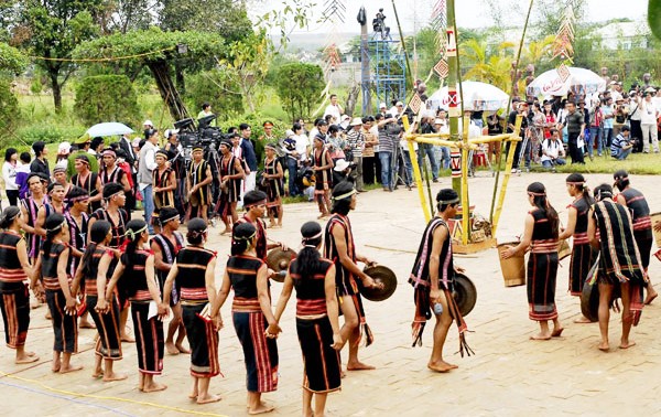 ປະເພນີຂໍໂທດໃນຍາມເຊົ້າຂອງຊາວເຜົ່າ ເຊີດັງ