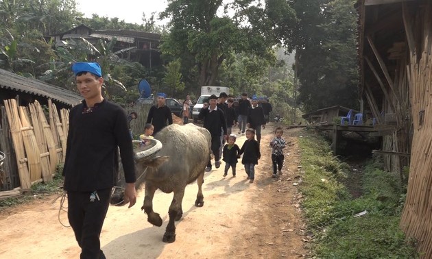 ງານບຸນພາວະນາໃຫ້ຟ້າຝົນຂອງຊາວເຜົ່າ ໂລໆ ໃນແຂວງກາວບັ່ງ