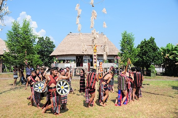 ແນະ​ນຳ​ກ່ຽວ​ກັບ​ໝູ່​ບ້ານ​ວັດ​ທະ​ນະ​ທຳ - ການ​ທ່ອງ​ທ່ຽວ​ບັນ​ດາ​ເຜົ່າ​ຢູ່​ ຮ່າ​ໂນ້ຍ