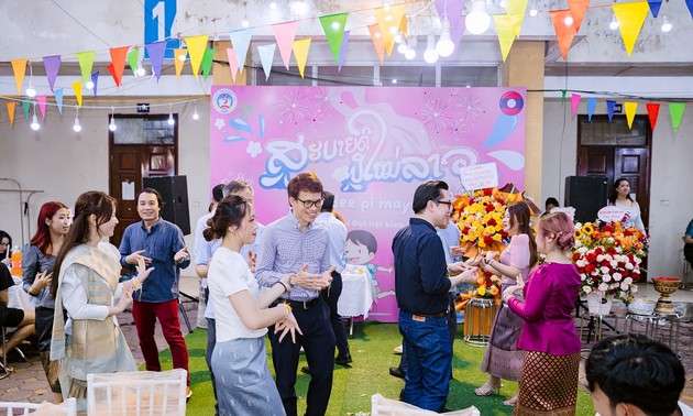 ບຸນ​ປີ​ໃໝ່​ລາວ: ນັກ​ສຶກ​ສາ ລາວ ຢູ່ ຫວຽດ​ນາມ ຕັ້ງ​ໜ້າ​​ຮັກ​ສາ ແລະ ເສີມ​ຂະ​ຫຍາຍ​ວັດ​ທະ​ນະ​ທຳ​ອັນ​ເປັນ​ມູນ​ເຊື້ອ