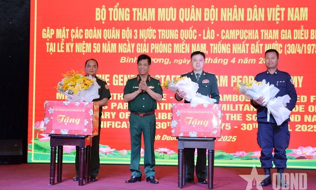 ການ​ນຳ​ກອງ​ທັບ ຫວຽດ​ນາມ ພົບ​ປະ​ກັບ​ບັນ​ດາ​ຄະ​ນະ​ກອງ​ທັບ​ສາ​ກົນ​ເຂົ້າ​ຮ່ວມ​ການ​ເດີນ​ສວນ​ສະ​ໜາມ​ໃນ​ວັນ​ທີ 30 ເມ​ສາ