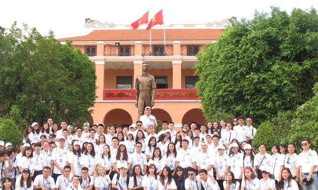 Jóvenes vietnamitas expresan su gratitud al Presidente Ho Chi Minh