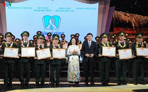 Honran a 60 combatientes de guardia fronteriza de Vietnam con aportes a la alfabetización