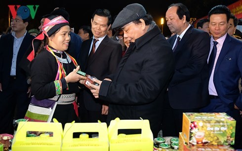 El premier de Vietnam visita el Espacio de cultura y turismo en Ha Giang