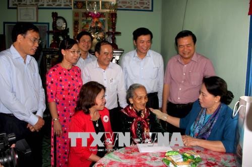 Líder parlamentaria de Vietnam visita a familias con méritos revolucionarios en el sur