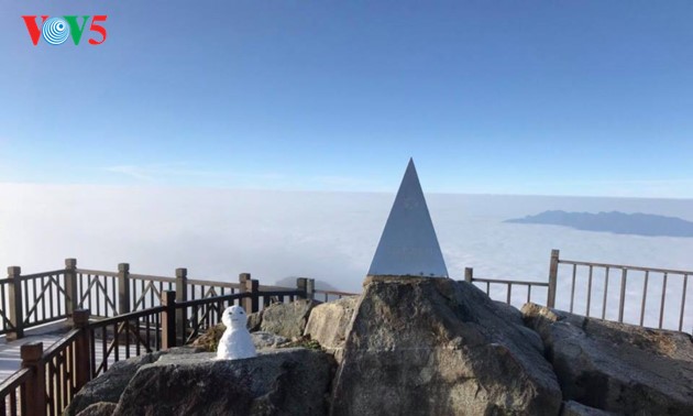 Montaña Fansipan ataviada por la nieve