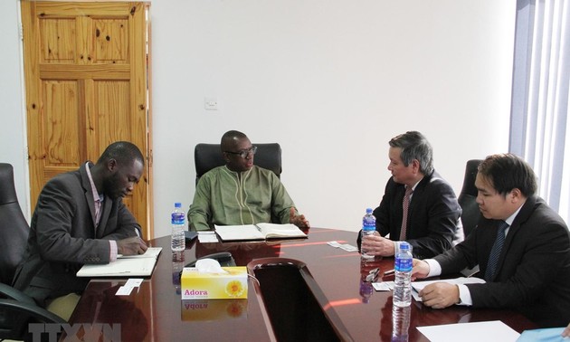 Vietnam y Gambia sustentan abogan por afianzar cooperación comercial