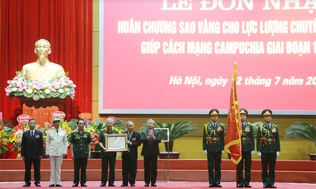 Honran a expertos vietnamitas que ayudaron a reconstruir Camboya tras  período genocida