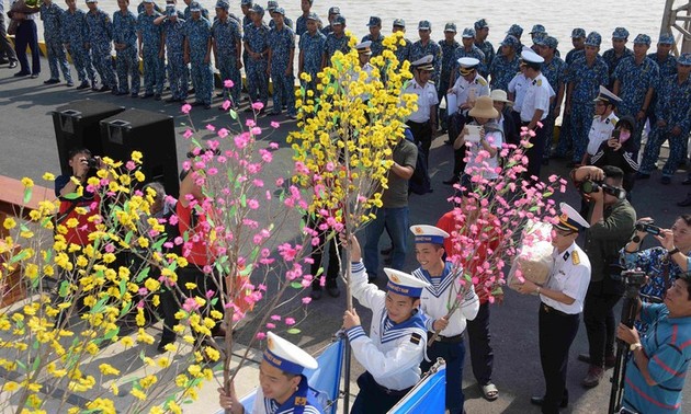 Llevar el ambiente festivo del Año Nuevo Lunar a plataformas en el mar