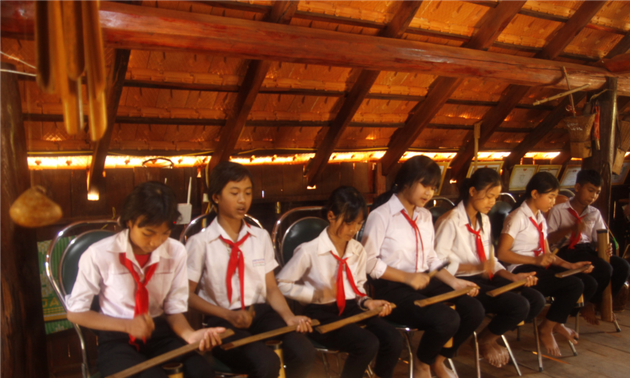 Alimentan el amor por la cultura tradicional de los alumnos étnicos