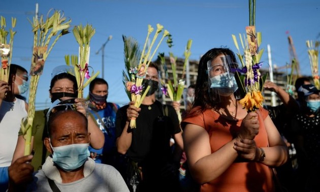 Millones de personas reciben la Misa de Pascua en medio de la pandemia