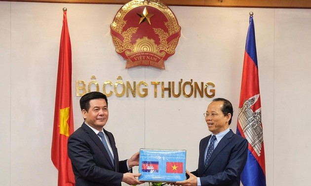 Vietnam y Camboya fortalecen cooperación en comercio, industria y energía