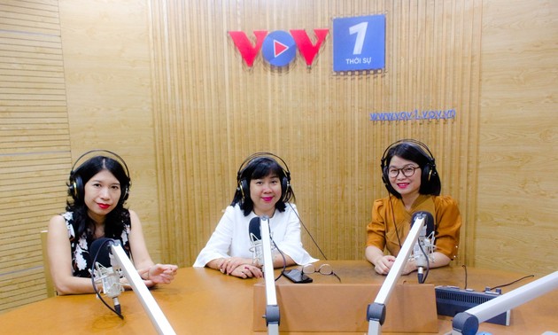 Periodistas de la Voz de Vietnam especializadas en noticias internacionales