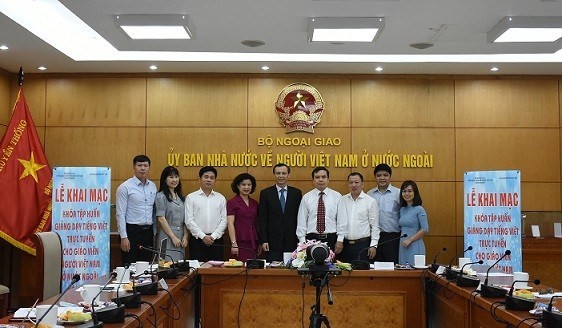 Imparten curso de enseñanza de lengua materna a los maestros vietnamitas en ultramar