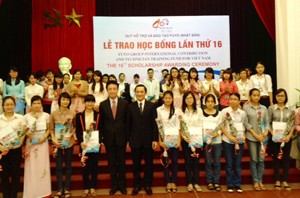 日本教育付与基金、越の優秀な大学生に奨学金を支給