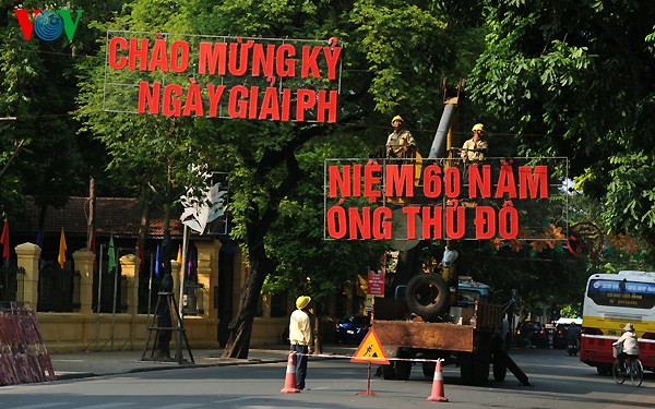 首都解放60周年を祝うハノイ市内