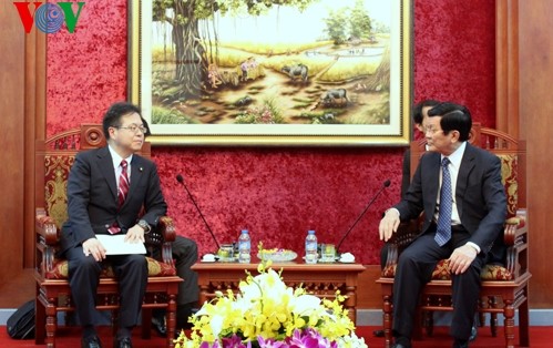 サン主席、世耕官房副長官と会見