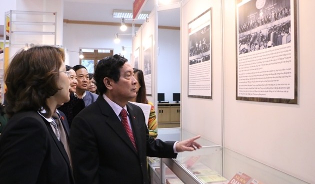 国立図書館、党に関する800点を展示