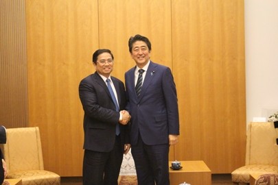 安倍首相、チン越日友好議員連盟会長と会談