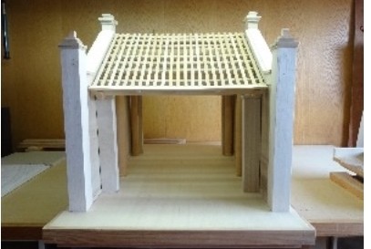ハノイ博物館 日本の建築士が復旧した古い村の門の模型を受ける