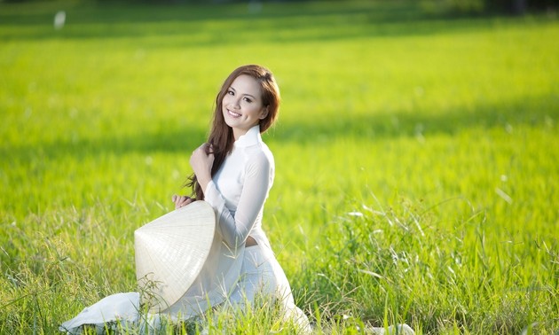 美しいアオザイの曲