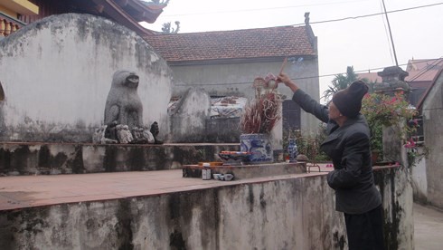 犬の石像を祀る村  