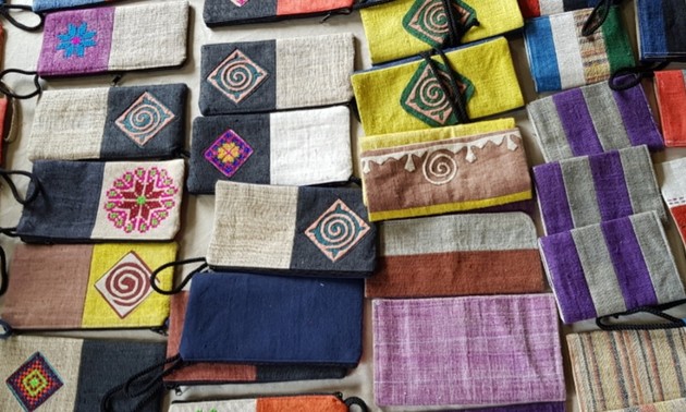 サフィン（Sa Phin）村人の確実な頼りになるランチャン（Lanh trang）生産協同組合