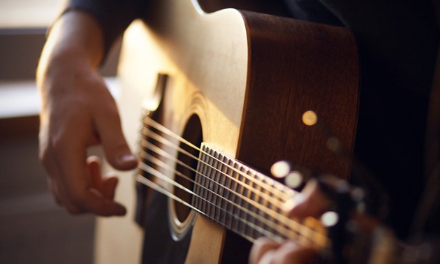 穏やかなギターの演奏