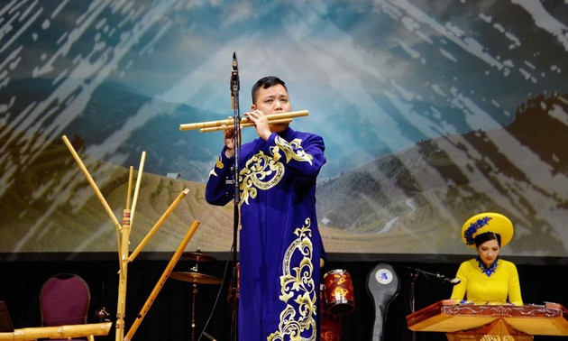 ベトナムの民族楽器サオ横笛の演奏