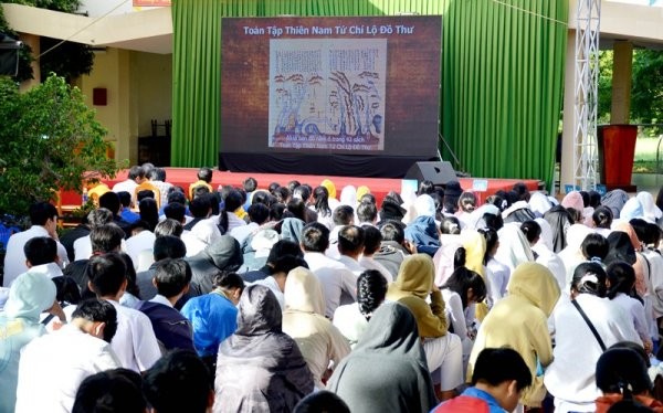 カインホア省 「ベトナムのホアンサとチュオンサ両群島」オンライン展示会を学校で行う