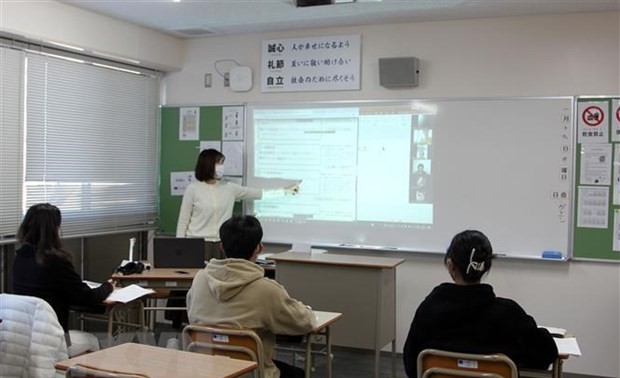 北九州ベトナム人協会、優秀なベトナム人学生に賞を授与