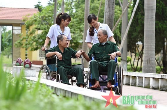  社会全体で革命功労者の恩を偲ぶ