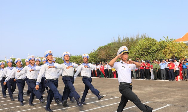 党と海軍の代表団 チュオンサ諸島を訪れる