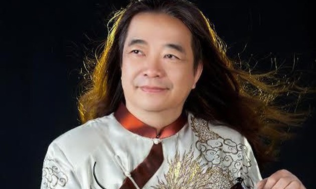 ファム・ドゥック・タンのダンバウ演奏