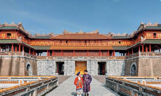 ベトナム中部の古都フエにちなんだ愛の歌