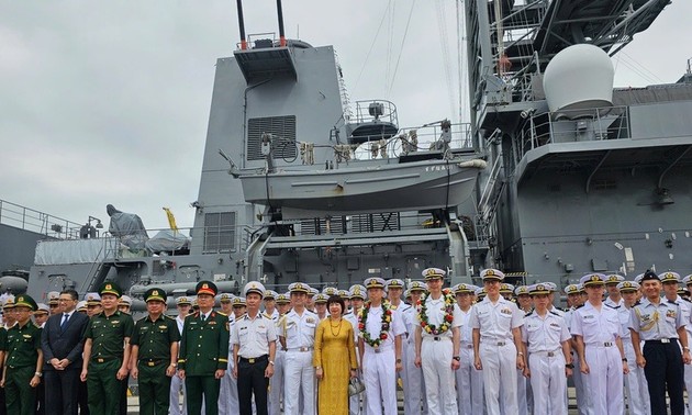 日本の海上自衛隊の護衛艦「すずなみ」 ダナン市を訪問