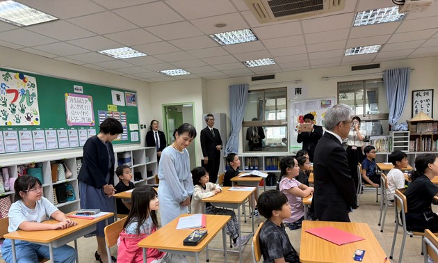 日本の首相夫人、ハノイ日本人学校を訪問