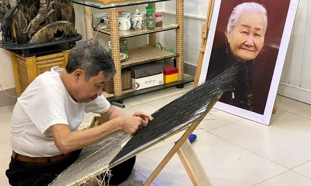 竹や籐でホー・チ・ミン主席の肖像を編むグエン・バン・チュン氏