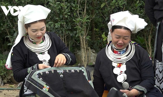 デオゾー村ザオ・ティエン族の刺繍の維持