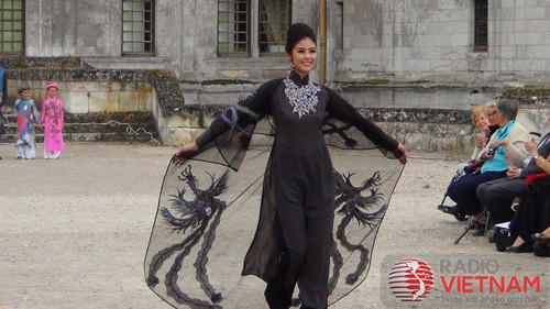 Pagelaran  busana Ao dai  tradisional Vietnam di Perancis