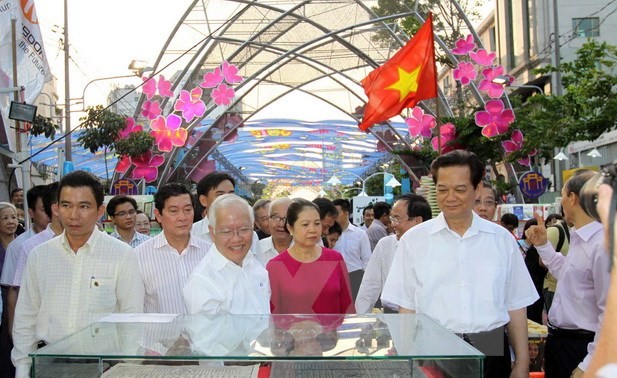 PM Vietnam, Nguyen Tan Dung  menjunjungi jalan bunga  kota Ho Chi Minh-tahun 2015