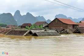 Jumlah uang sebesar 46 miliar dong Vietnam diberikan kepada warga di daerah banjir di Vietnam Tengah