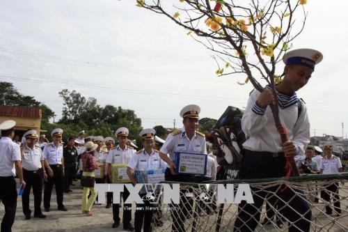 Mengunjungi dan menyampaikan ucapan selamat Hari Raya Tet kepada para komandan dan prajurit rumah anjungan DK1 dan kabupaten Con Dao