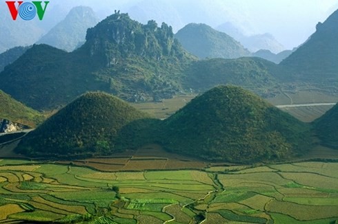 Gunung dan hutan Quan Ba  dan legenda gunung Doi