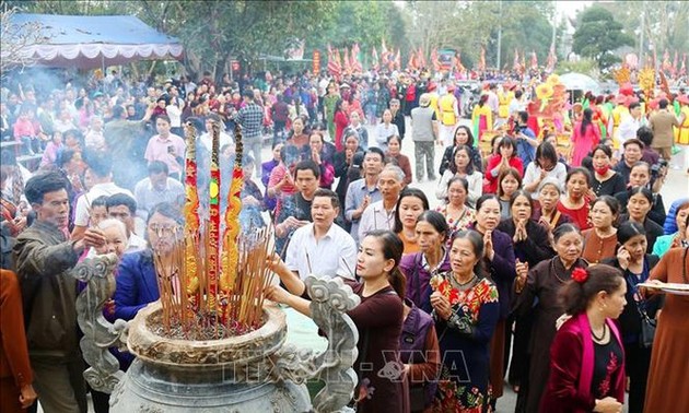 Membakar dupa  mengenangkan dan menyatakan terima kasih kepada Ibunda Au Co