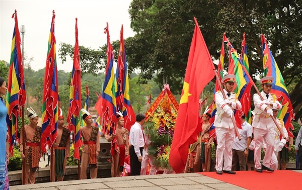 Rakyat seluruh  Viet nam dengan hormat berkiblat ke upacara hari haul cikal bakal bangsa  Raja Hung 2019