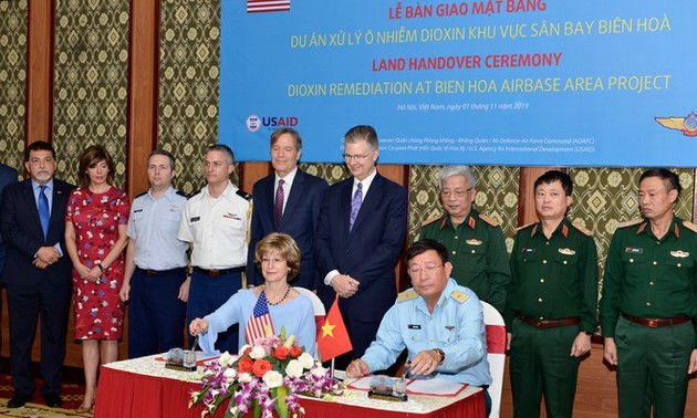 AS dan Vietnam menandatangani berita acara serahterima lapangan untuk mulai menangani  zat Dioxin di Bandara  Bien Hoa